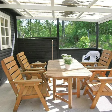 Pet Friendly In With Kitchen Hals
